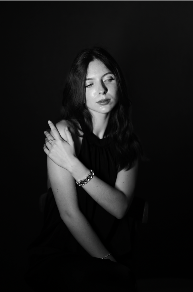 Photo d'art noir et blanc d'une modèle professionnelle en studio