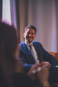 Un professionnel ayant réservé un shooting photo studio pour lui et les salariés de sa TPE PME